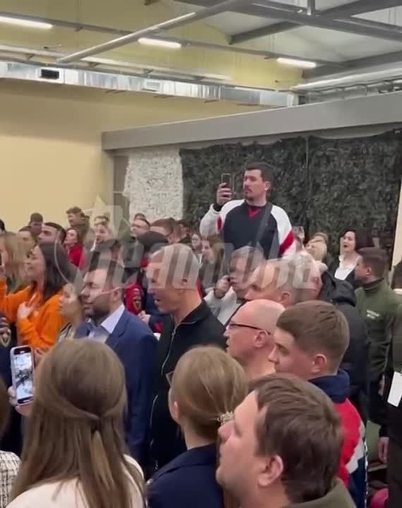 Участники форума «Мы вместе» в неформальной обстановке спели гимн вместе с Сергеем Кириенко и главами новых регионов