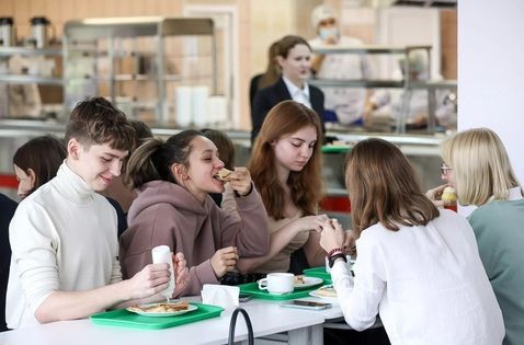 Правительство РФ утвердило постановление о бесплатном питании школьников в новых регионах