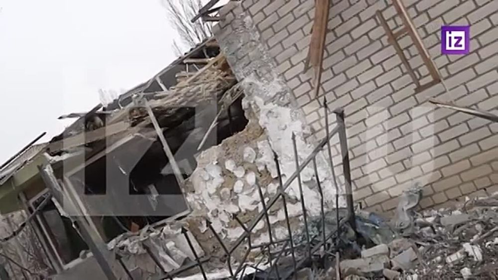 За одну ночь ВСУ выпустили по Новой Каховке 16 снарядов, один из них попал в жилой дом. Выбиты стекла в окнах, во дворе образовалась воронка от удара