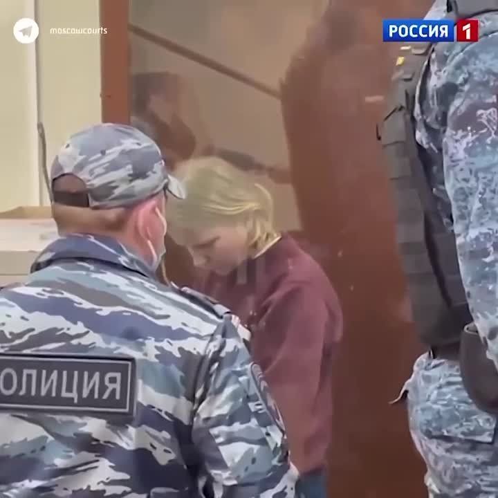 Суд отправил на два месяца в СИЗО Дарью Трепову, подозреваемую в причастности к взрыву в Петербурге, в результате которого погиб военкор Владлен Татарский