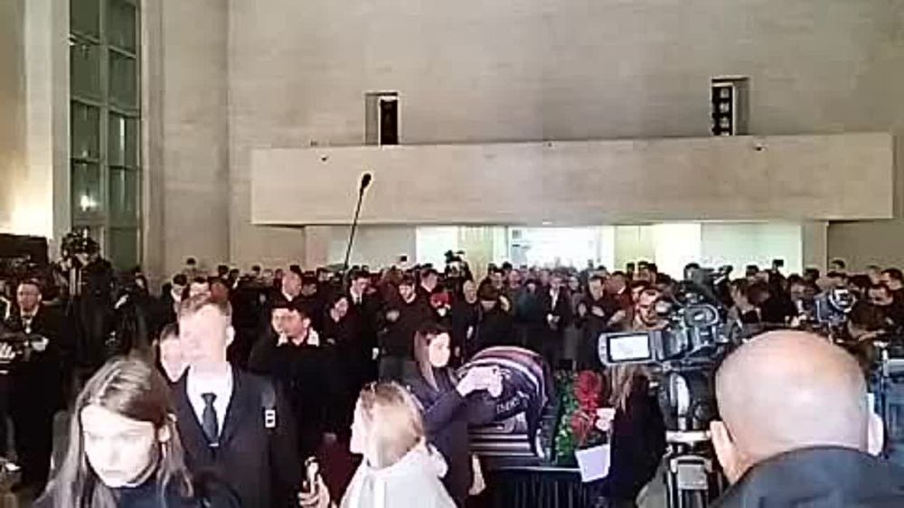 На прощание с Владленом Татарским в похоронный зал Троекуровского кладбища пришли больше тысячи человек, передает корреспондент RTVI