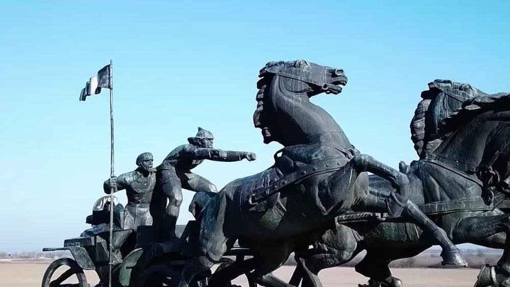 Патрик Ланкастер, американский журналист, который с 2014 года живет и работает на Донбассе, приехал в Новую Каховку, чтобы познакомиться с администрацией города и увидеть своими глазами, как живут жители в обстреливаемой зоне