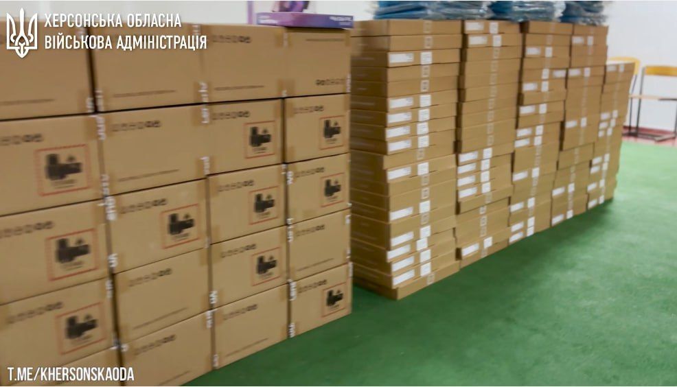 А на том берегу.... От Министерства образования и науки школьникам правобережья передали 346 планшетов и 346 хромбуков