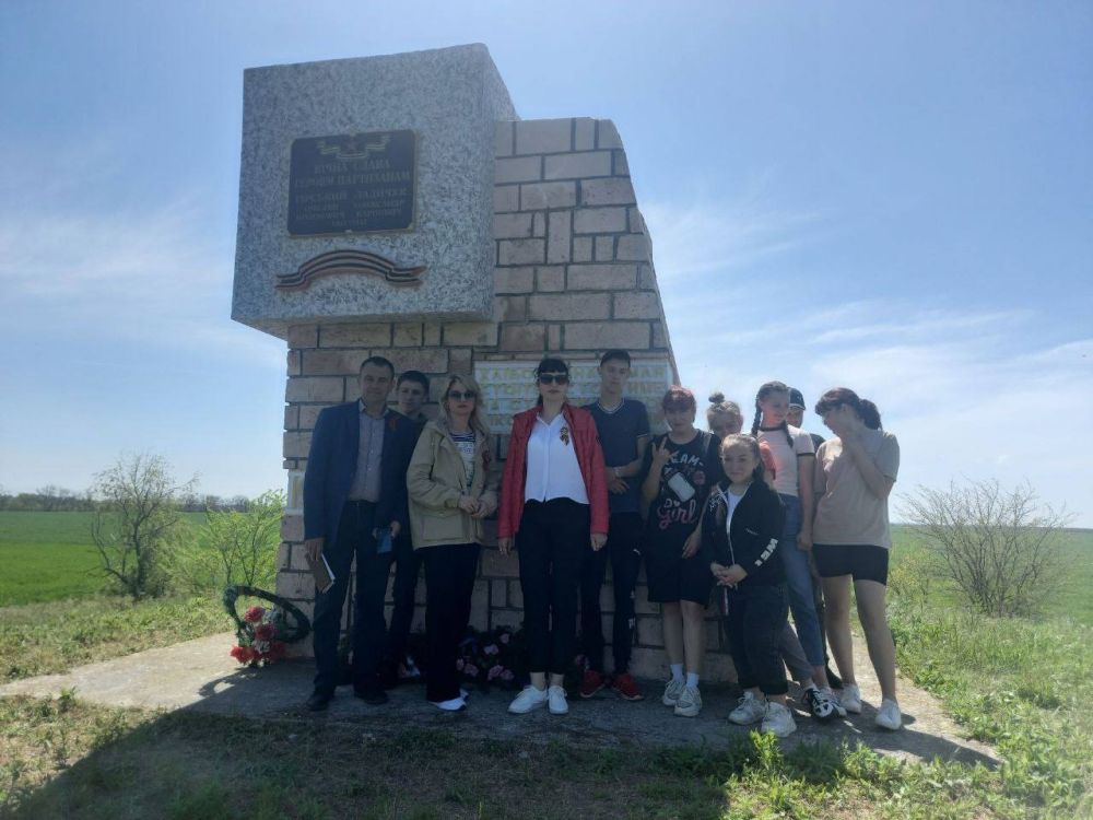 Игорь Кастюкевич: В Скадовском округе привели в порядок памятник Героям Великой Отечественной войны Ладычуку Александру Карповичу и Гирскому Емельяну Ефимовичу