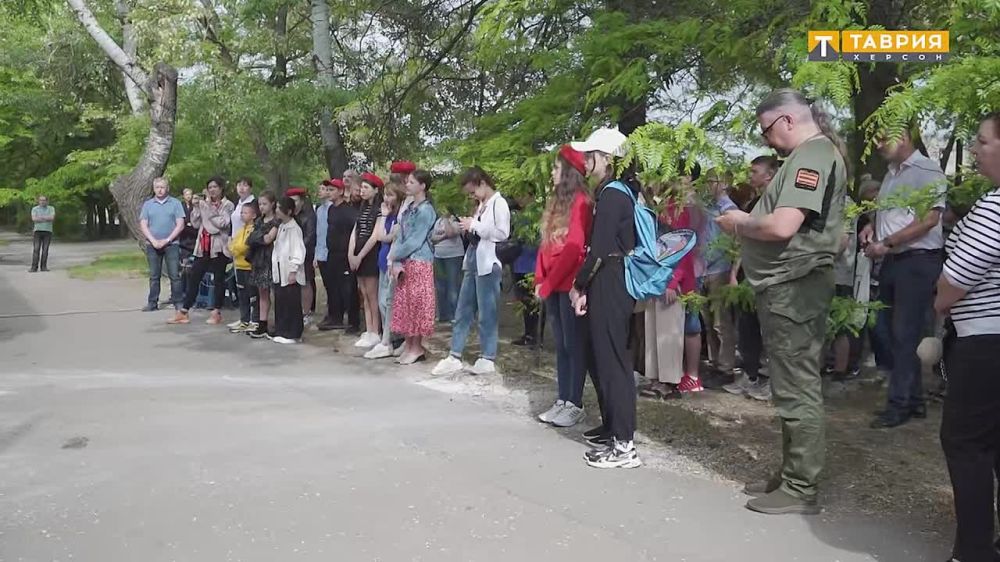 Мурал с изображением погибшего при обстреле на Антоновском мосту шеф-редактора Олега Клокова появился в Геническе