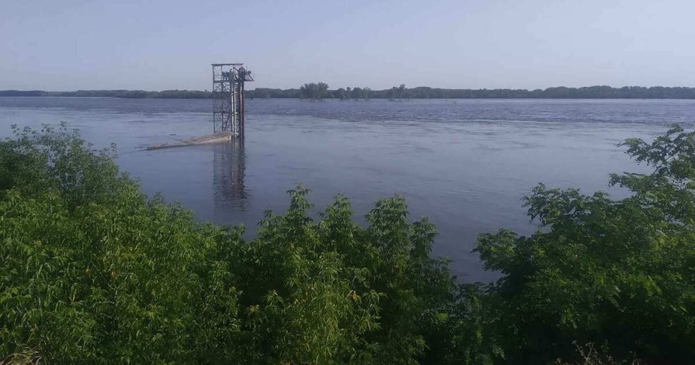 Песков заявил, что Путин получает доклады о ситуации на Каховской ГЭС