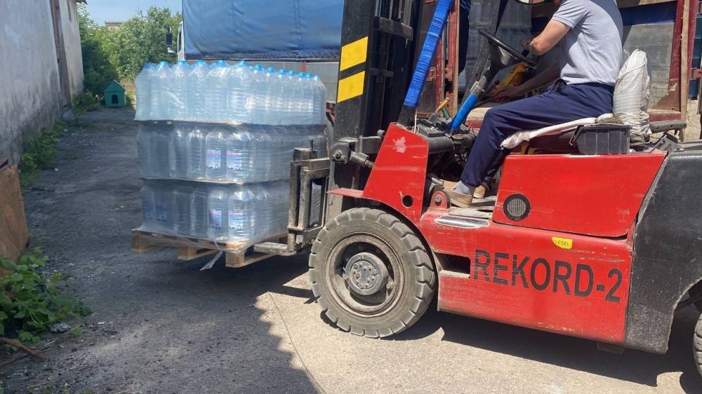 "Единая Россия" доставила в Херсонскую область более 50 тысяч литров питьевой воды