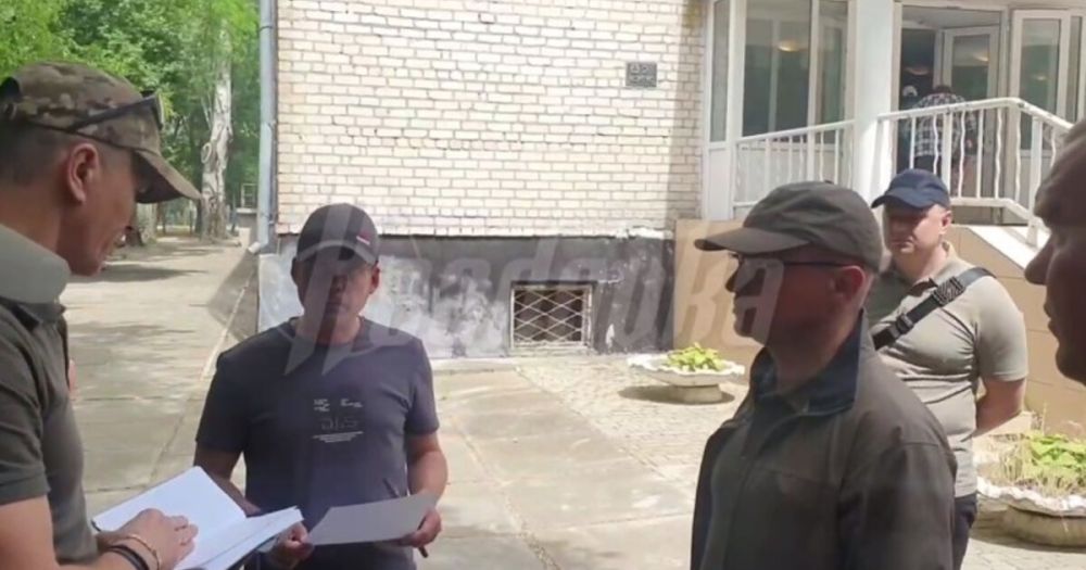 Кириенко посетил пункты временного размещения в Херсонской области