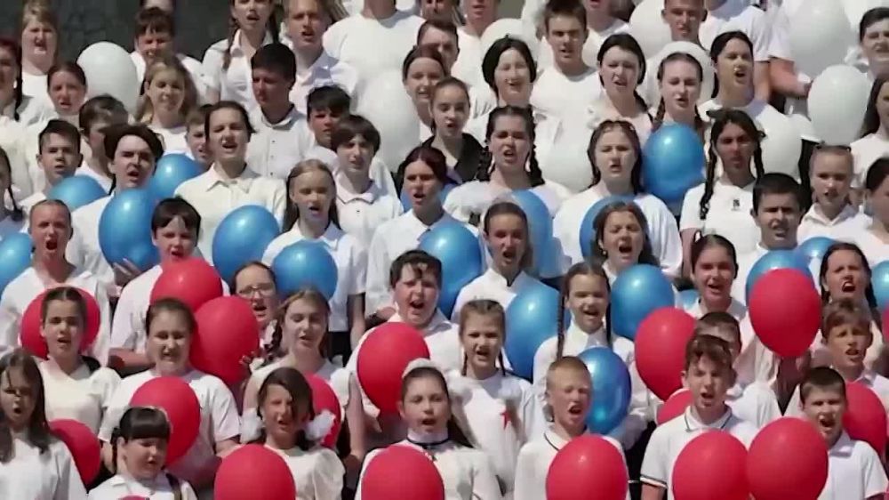 Школьники Геническа хором исполнили гимн России