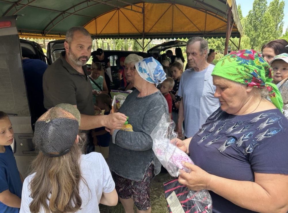 Участники гуманитарной миссии «Единой России» в Херсонской области привезли в ПВР одежду, воду и средства гигиены