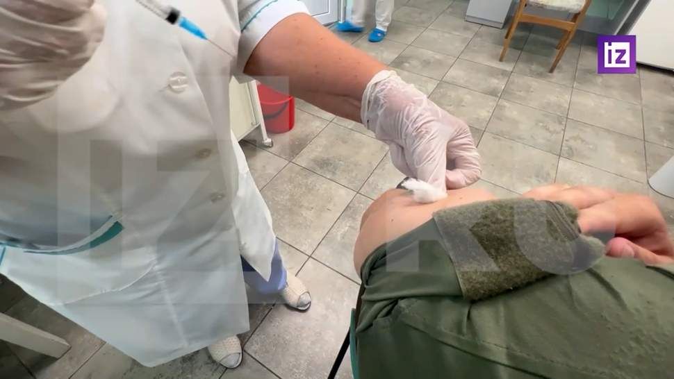 Корреспондент «Известий» показал процесс вакцинации от холеры в районе ГЭС