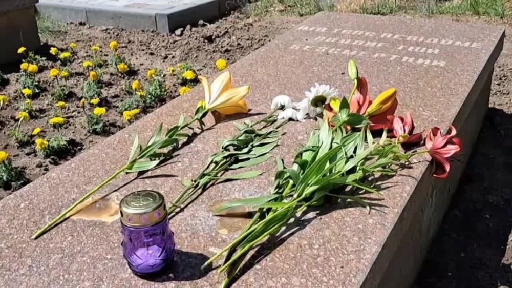 В Новой Каховке возложили цветы на могилы советских солдат у Вечного огня в парке Славы