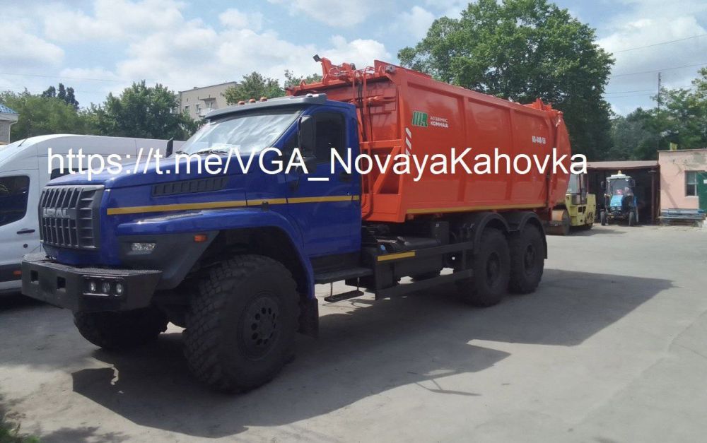 В Новую Каховку доставлен новый автомобиль для вывоза бытовых отходов
