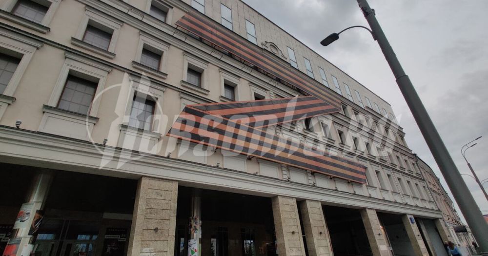 Московский театр разместил на фасаде работы художников из Геническа