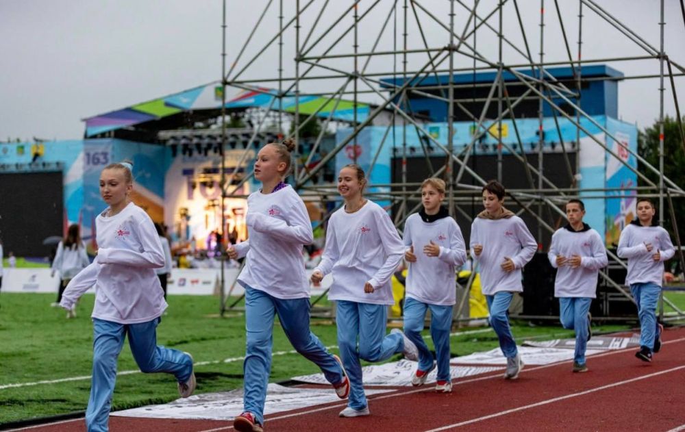 200 спортсменов представляют новые регионы России на играх "Дети Приморья", заявил Дмитрий Чернышенко