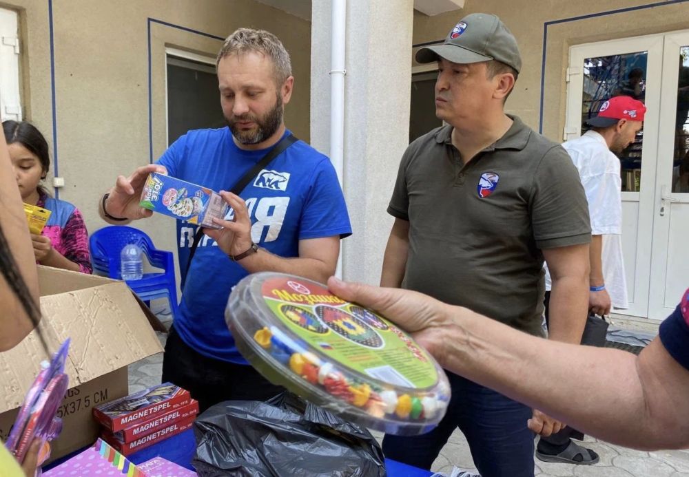 «Единая Россия» в Херсонской области доставила воду, продукты и бытовую технику жителям, эвакуированным из зоны затопления