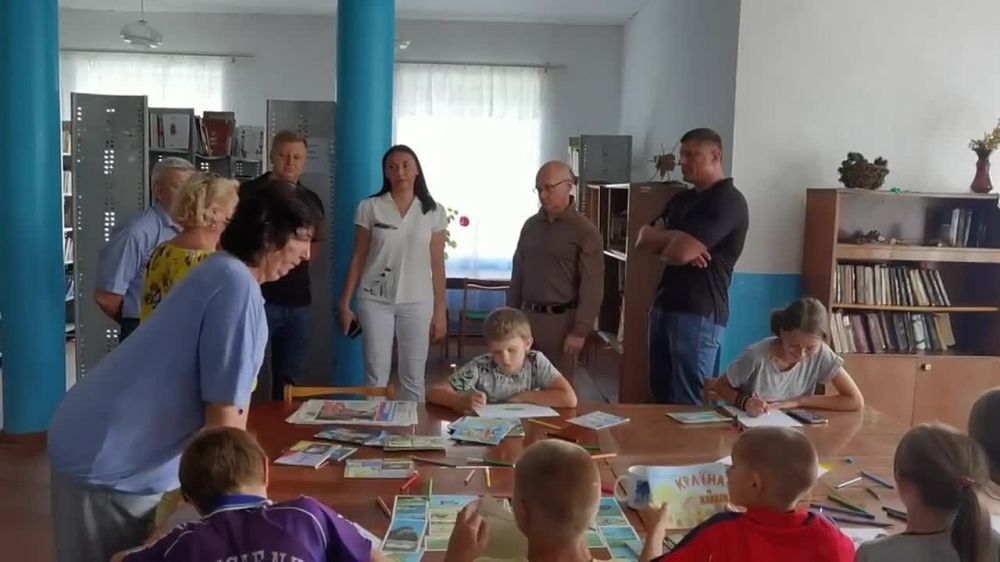 Херсонская область. Первый заместитель руководителя Администрации Президента РФ Сергей Кириенко посетил Новотроицкий округ Херсонской области Он осмотрел библиотеку в селе Чкалово, Дом культуры, местную спортивную школу, пообщался с жителями