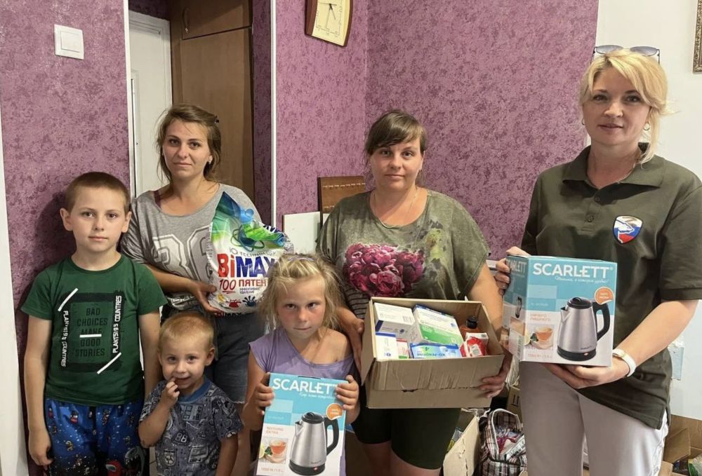 Участники предварительного голосования «Единой России» в Херсонской области и волонтеры передали гуманитарную помощь в Скадовске и Партизанах