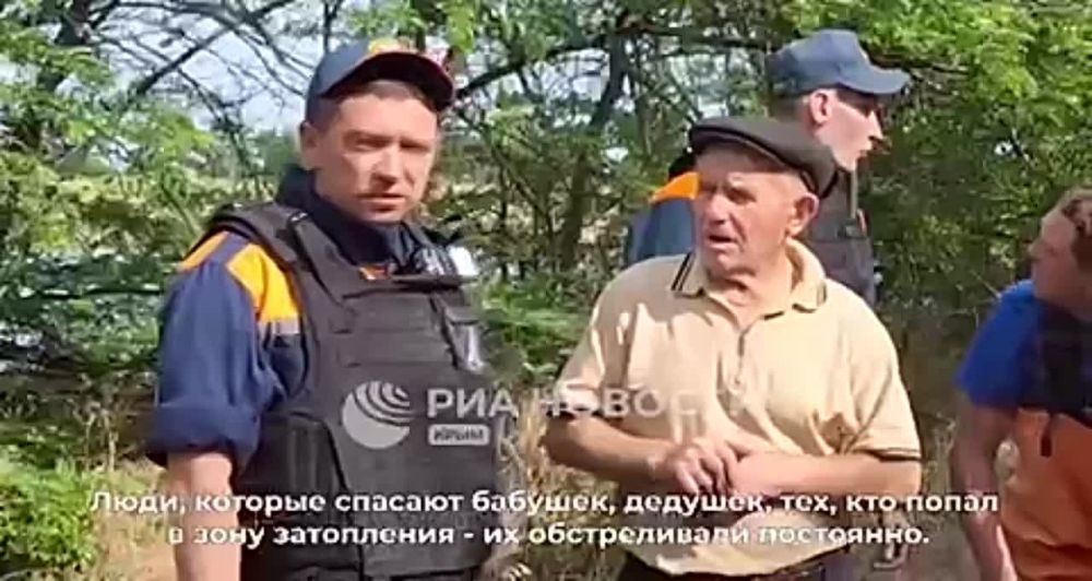 Тех, кто спасали людей с затопленных после подрыва Каховской ГЭС территорий, постоянно обстреливали