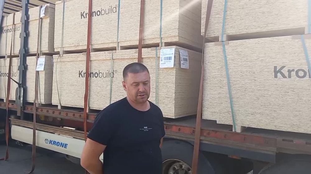 В Новую Каховку доставили стройматериалы для ликвидации последствий теракта ВСУ на ГЭС — помощь оказали шефы из Рязани