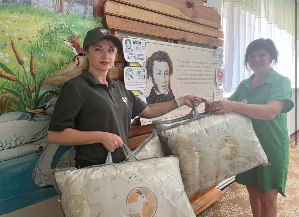 Игорь Кастюкевич: Участники гуманитарной миссии «Единой России» вместе с добровольцами и волонтерами доставили в Каховский район шампуни, мыло, зубную пасту, консервы и другие хозяйственно - бытовые и гигиенические принадлежности