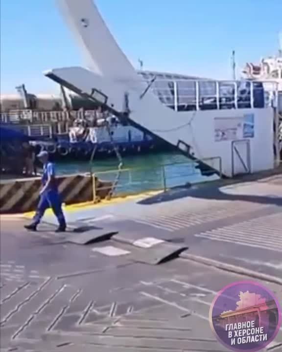 Обстановка в морском порту Кавказ — сейчас там происходит погрузка транспорта на паром