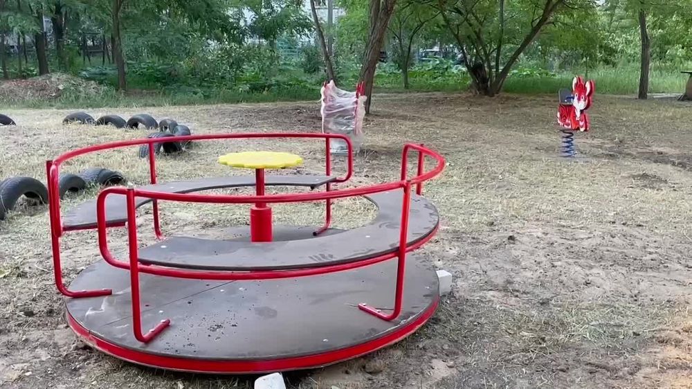 В Новой Каховке на двух детских площадках установили новые горки и качели