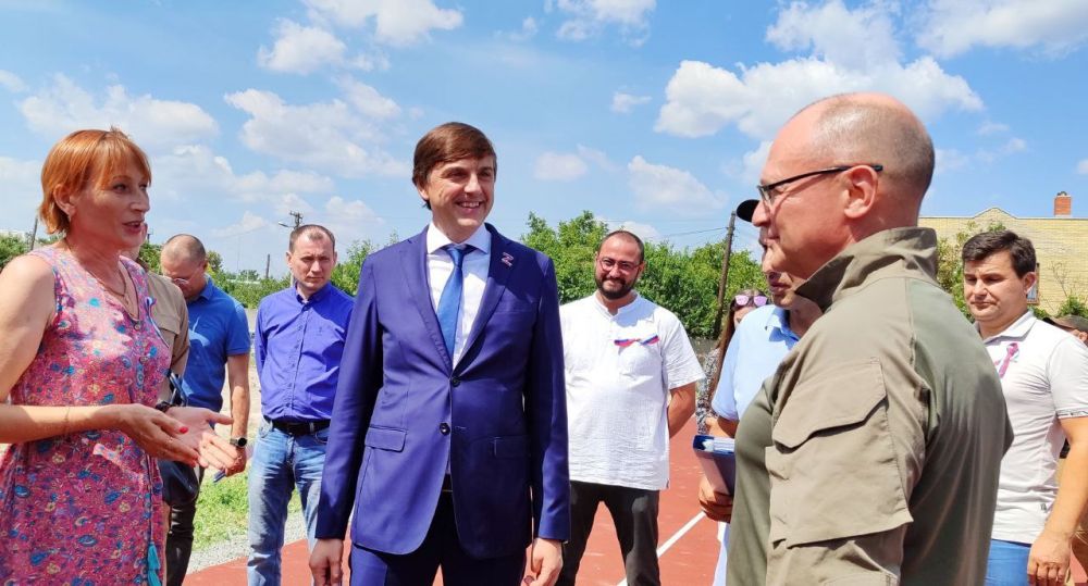 Сегодня к первому сентября и ко Дню флага Российской Федерации в школе № 1 г. Геническа приехали первые лица государства: