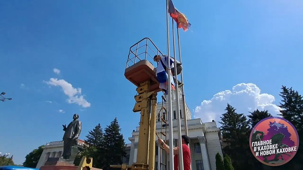 В День российского флага в Новой Каховке установили новые триколоры