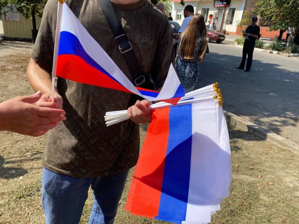 Новый патриотический мурал «Сильная Россия — Единая Россия» украсил центр Геническа