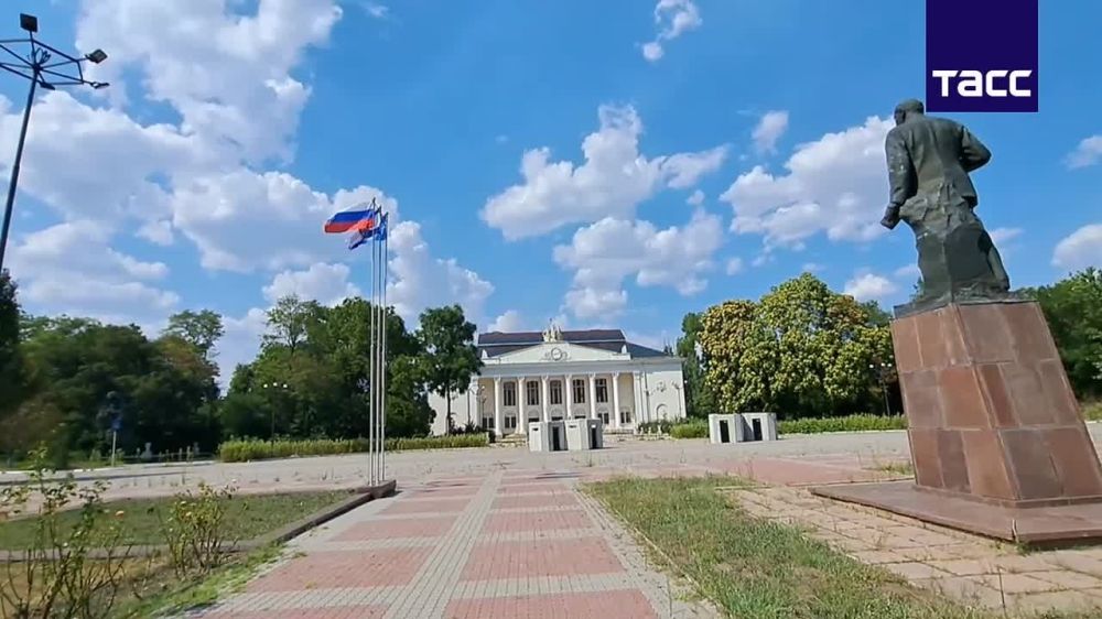 Мэр Новой Каховки Владимир Леонтьев закрепил новые флаги возле администрации, их обновили по всему городу к Дню Государственного флага РФ. Об этом сообщается в Telegram-канале администрации Новокаховского городского округа