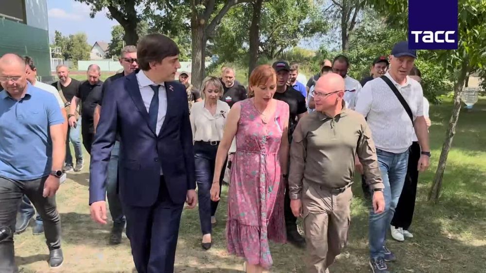 Первый заместитель руководителя Администрации президента РФ Сергей Кириенко и министр просвещения РФ Сергей Кравцов проверили готовность школ Херсонской области к новому учебному году, передает наш корреспондент из Геническа