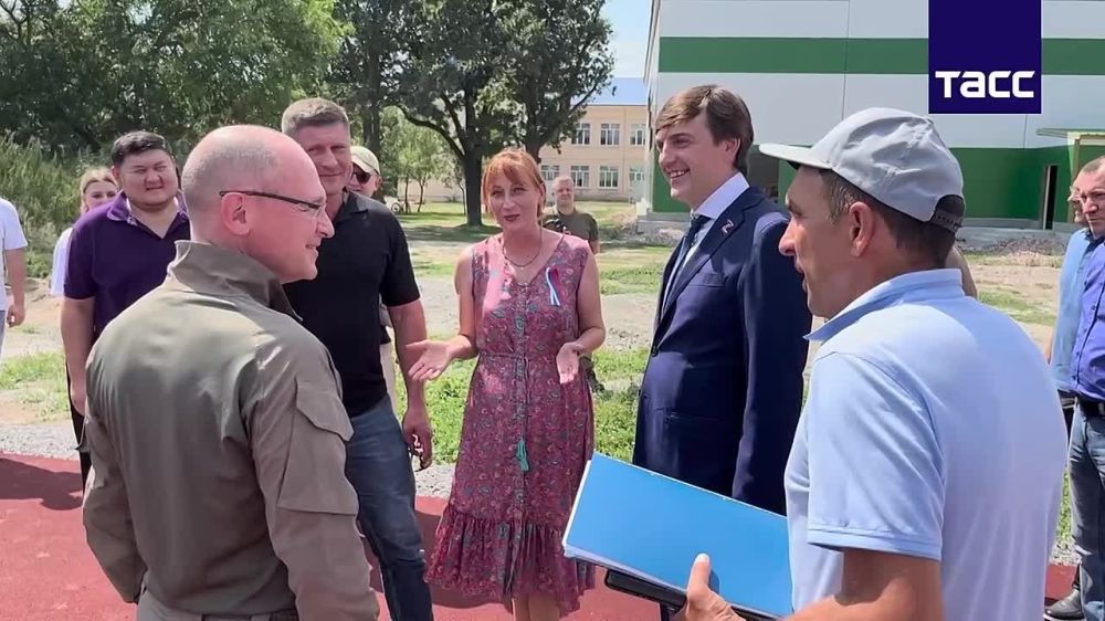 Первый заместитель руководителя Администрации президента РФ Сергей Кириенко и министр просвещения РФ Сергей Кравцов проверили готовность школ Херсонской области к новому учебному году