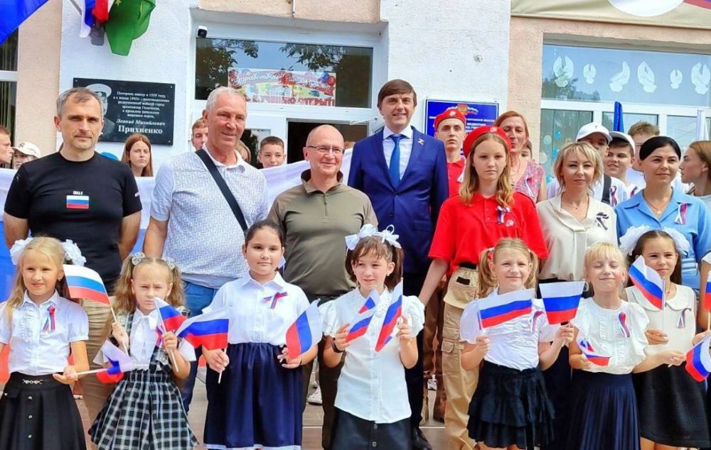 Накануне Дня знаний и ко Дню флага Российской Федерации школу № 1 г. Геническа посетили первые лица государства и области