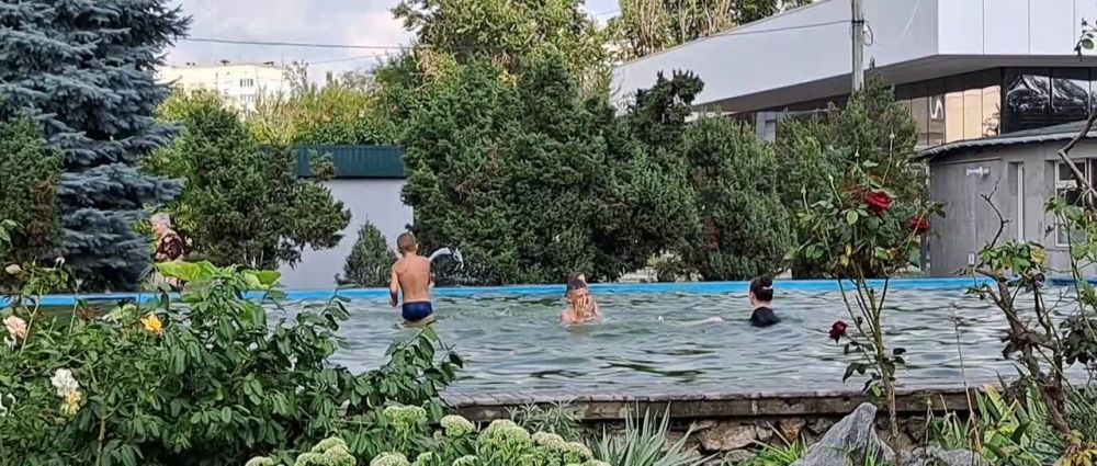 В Новой Каховке продолжают благоустраивать детские площадки