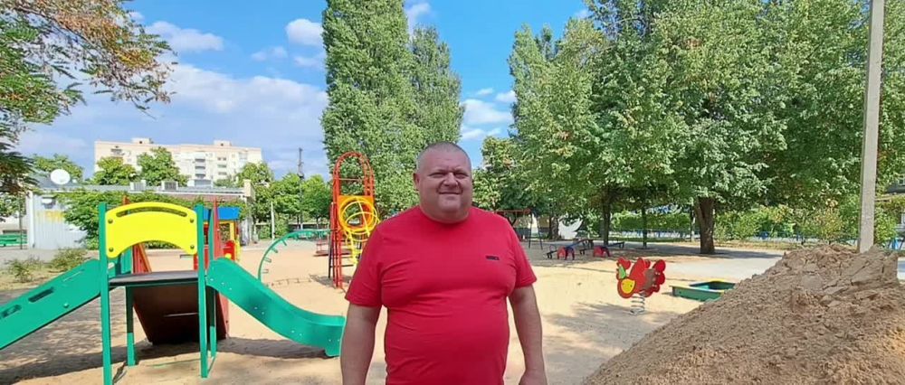 В Новой Каховке заботятся о детях — благоустройство развлекательных площадок идет полным ходом