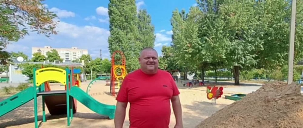 В Новой Каховке продолжают благоустраивать детские площадки