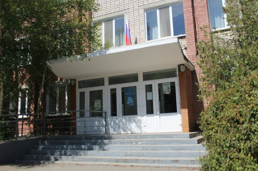 Глава администрации Новокаховской ВГА Владимир Леонтьев встретился с учителями Новой Каховки