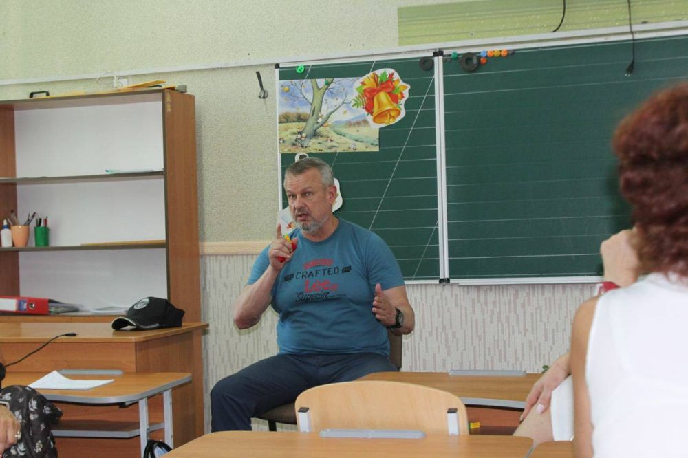 Глава Новокаховского округа Владимир Леонтьев встретился с учителями Новой Каховки