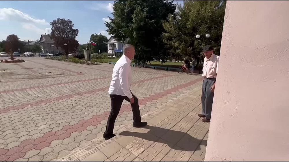 Глава Новокаховской ВГА Владимир Леонтьев отдал свой голос на выборах