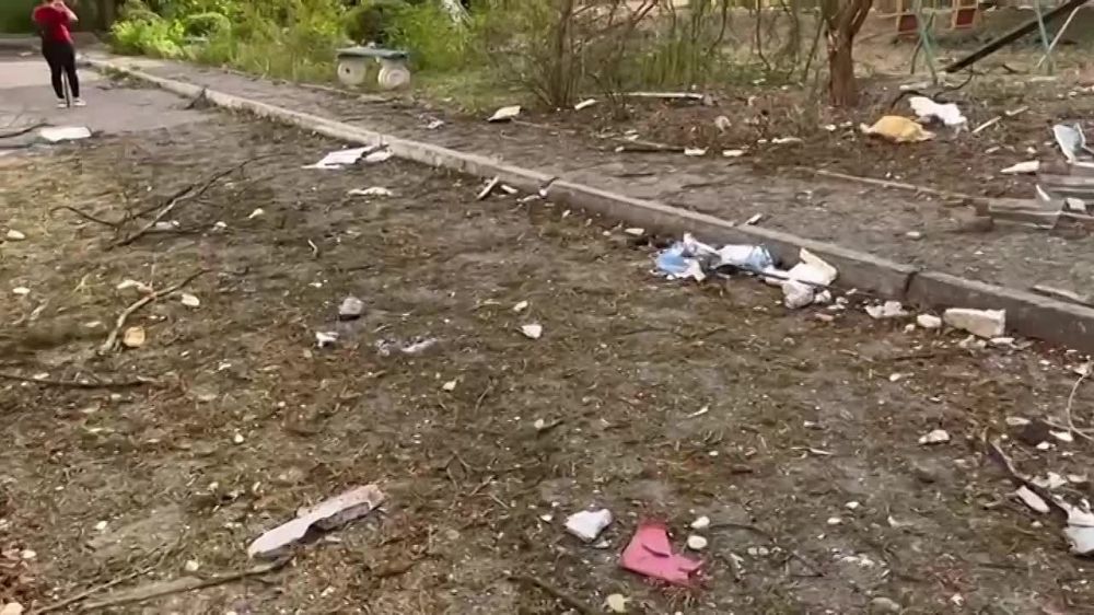 Глава Новокаховского городского округа Владимир Леонтьев рассказал о последствиях утреннего удара со стороны ВСУ по жилому микрорайону Новой Каховки