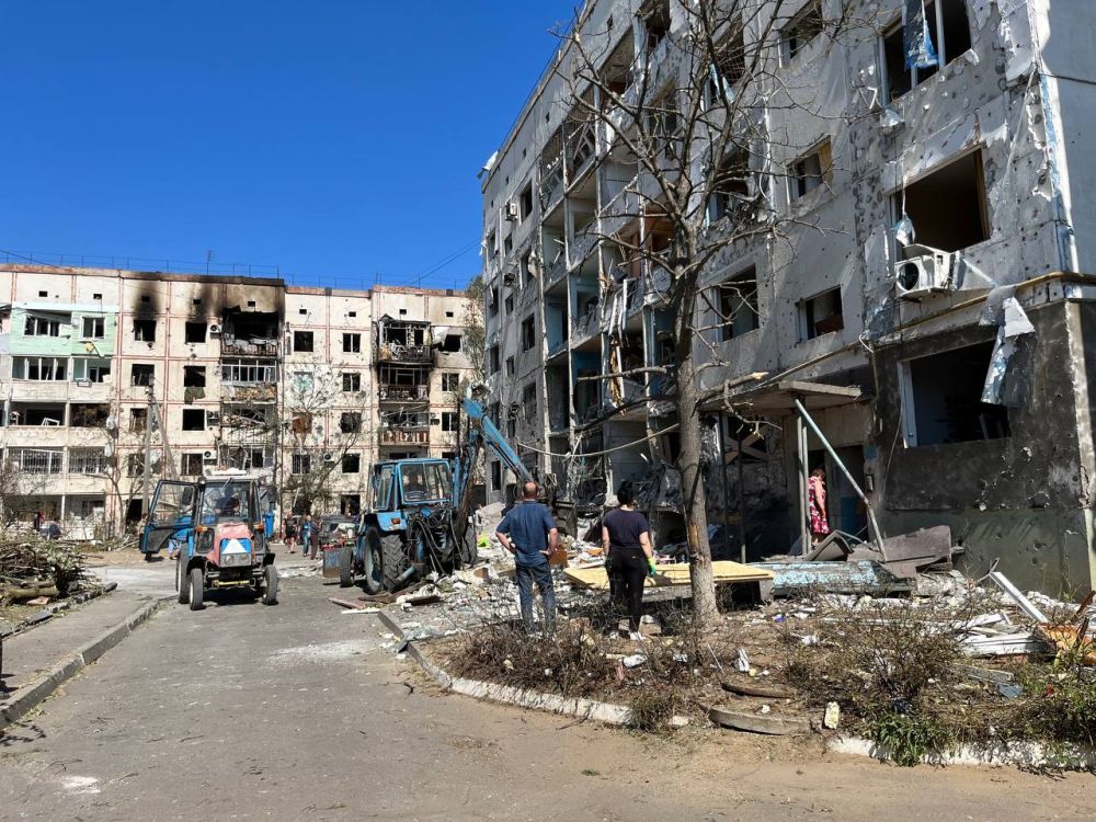 В Новой Каховке продолжаются восстановительные работы после ракетного удара ВСУ