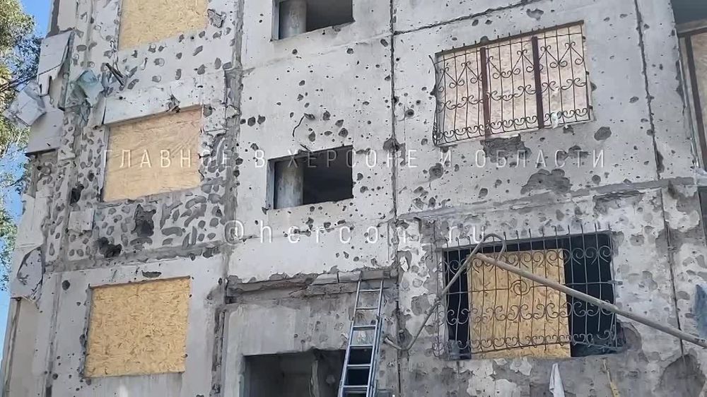 На месте удара ВСУ по жилому кварталу Новой Каховки идут восстановительные работы — пострадавшим ежедневно привозят гуманитарную помощь