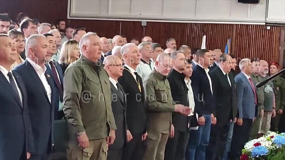 На торжественной инаугурации губернатора Херсонской области Сергей Кириенко поздравил Владимира Сальдо со вступлением в должность