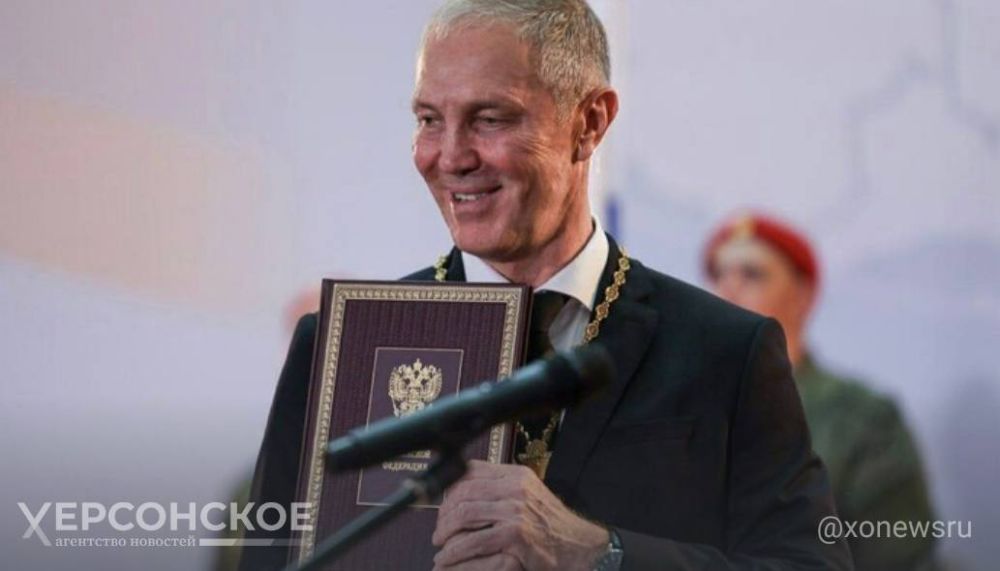 Кириенко подарил Сальдо специально подготовленный экземпляр Конституции РФ