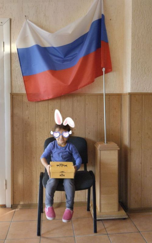 При поддержке активистов Народного Фронта, в территориальном управлении г.п. Лазурное совместно со Скадовской ВГА была организована выдача деткам гуманитарной новой детской обуви