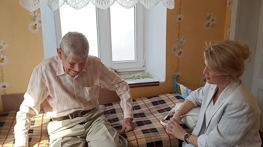В День пожилого человека сенатор от Херсонской области и депутаты облдумы поздравили маломобильных, одиноких и заслуженных жителей региона