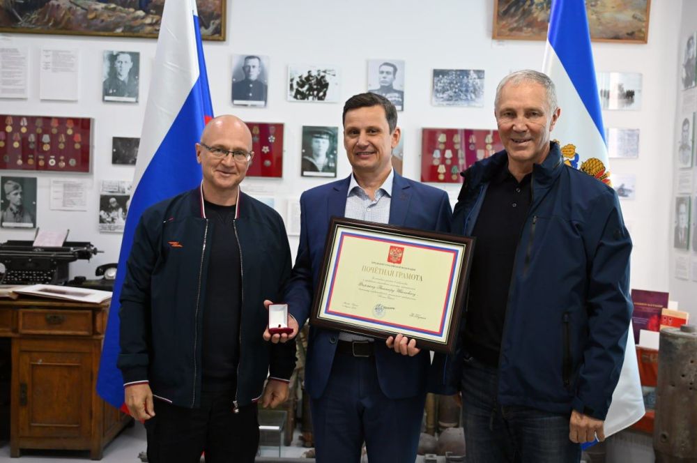 В честь Всемирного дня почты Сергей Кириенко вручил награды руководителю и сотрудникам "Почты Херсон"