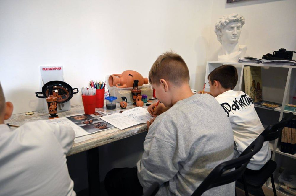 Cегодня, во Всемирный день почты, Сергей Кириенко вручил Почётную грамоту Президента Российской Федерации руководителю ГУП «Почта Херсон» Виктору Фирману, Благодарности Президента — заместителям руководителя Римме Петровой и Дмитрию Шкляру