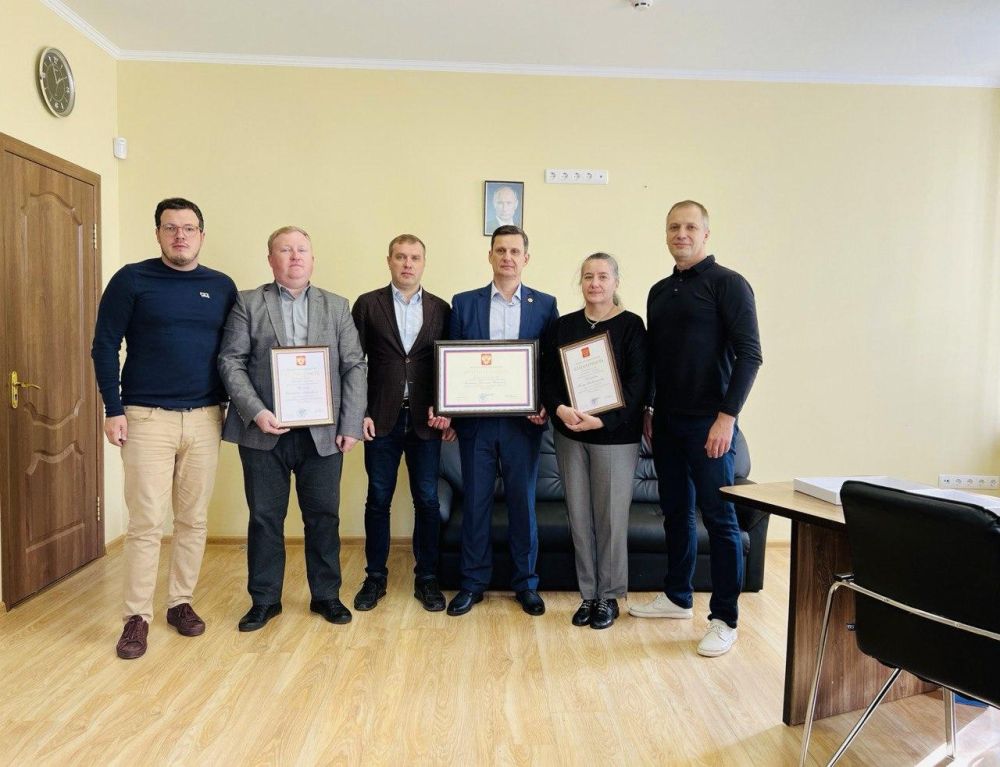 Сергей Кириенко вручил награды от Президента РФ сотрудникам "Почты Херсон"